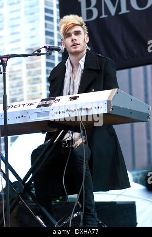 Colton Dixon esegue a BMO Harris Bank Magnificent Mile Festival delle luci di Chicago, Illinois - 17.11.12 Dove: Chicago, IL W Foto Stock