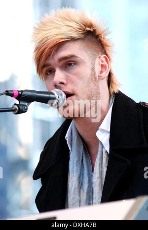 Colton Dixon esegue a BMO Harris Bank Magnificent Mile Festival delle luci di Chicago, Illinois - 17.11.12 Dove: Chicago, IL W Foto Stock