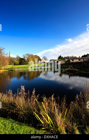 In autunno, St Leonards chiesa parrocchiale, laghetto, Monyash village, Parco Nazionale di Peak District, Derbyshire, England, Regno Unito Foto Stock