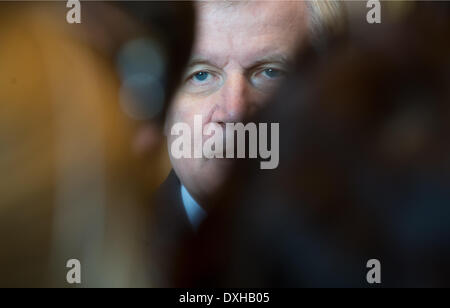 Monaco di Baviera, Germania. 26 Mar, 2014. Il Premier della Baviera Horst Seehofer parla con i giornalisti prima della sessione plenaria al parlamento bavarese a Monaco di Baviera, Germania, 26 marzo 2014. Foto: PETER KNEFFEL/dpa/Alamy Live News Foto Stock