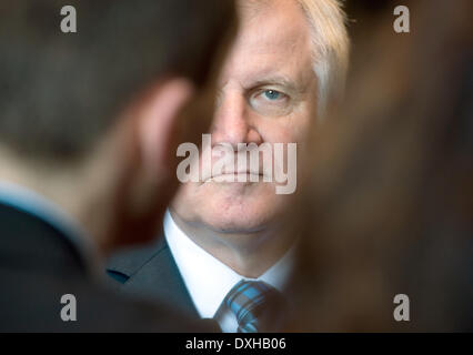 Monaco di Baviera, Germania. 26 Mar, 2014. Il Premier della Baviera Horst Seehofer parla con i giornalisti prima della sessione plenaria al parlamento bavarese a Monaco di Baviera, Germania, 26 marzo 2014. Foto: PETER KNEFFEL/dpa/Alamy Live News Foto Stock