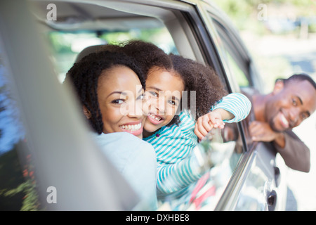 Ritratto di famiglia felice sporgersi windows auto Foto Stock