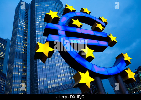 Simbolo dell'euro di fronte alla Banca centrale europea di Francoforte sul Meno, Germania Foto Stock