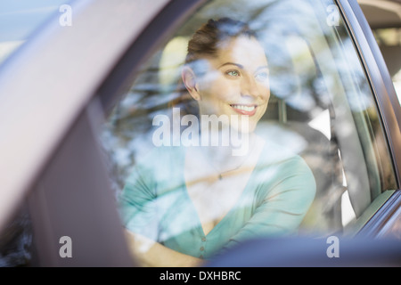 Felice donna alla guida di auto Foto Stock