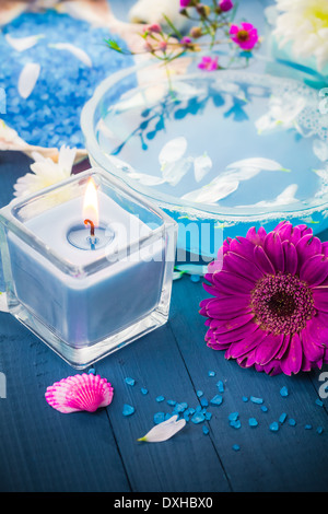 Elements spa relax compresi candele, acqua e bagno di sale Foto Stock