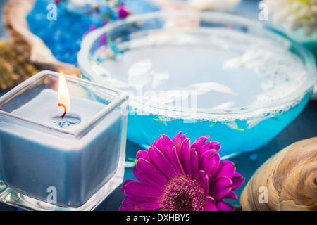 Elements spa relax compresi candele, acqua e bagno di sale Foto Stock