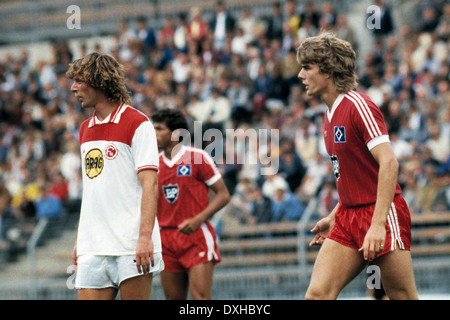 Calcio, Bundesliga, 1983/1984, Reno Stadium, Fortuna Duesseldorf contro Hamburger SV 2:3, scena del match, Ruediger Wenzel (Fortuna) sinistra e Michael Schroeder (HSV) Foto Stock