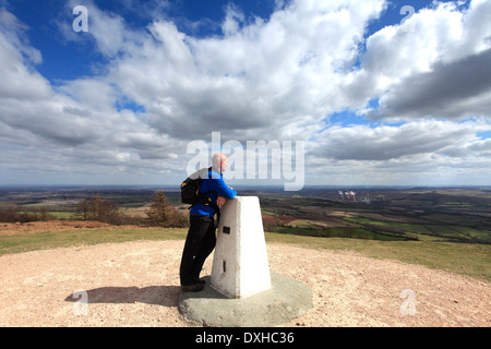 Walker, Bianco Ordinance Survey Trig punto al vertice di Wrekin Hill antico colle fort, Shropshire pianure, Shropshire County Foto Stock