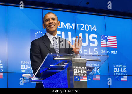 Barack Obama Stati Uniti del Presidente USA visite ritratto dell'UE headshot serio parlare parlare le mani Foto Stock