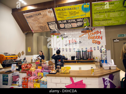 Bollicino bubble tea cafe perla del tè di latte o latte di boba tè tè Taiwanese bevanda a base di inventato in negozi di tè in Taichung, Taiwan Foto Stock