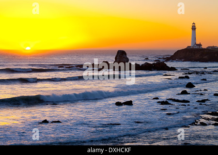 Pigeon Point Lighthouse al tramonto, Costa della California, Stati Uniti d'America Foto Stock