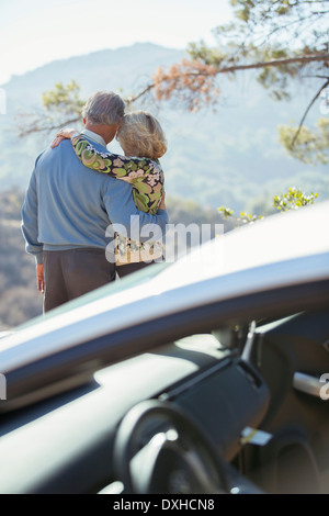 Coppia senior guardando a Mountain View fuori dall'auto Foto Stock