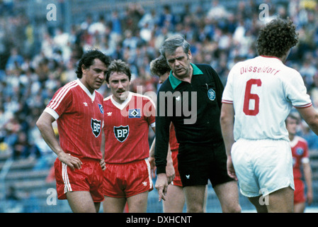 Calcio, Bundesliga, 1983/1984, Reno Stadium, Fortuna Duesseldorf contro Hamburger SV 2:3, scena del match, f.l.t.r. Felix Magath (HSV), Wolfram Wuttke (HSV), arbitro Adolf Ermer, Josef Weikl (Fortuna) No.6 Foto Stock