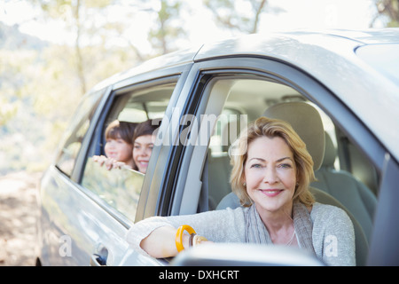 Ritratto di nonna felice e i nipoti a windows auto Foto Stock