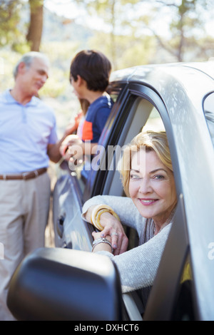 Nonni e nipoti dentro e fuori dall'auto Foto Stock