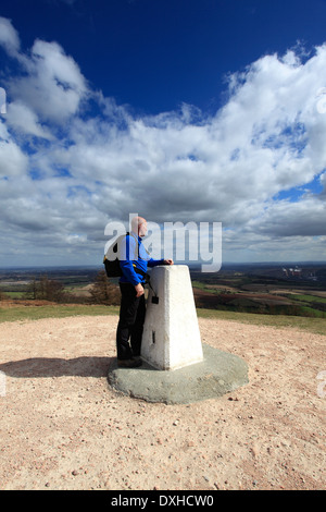 Walker, Bianco Ordinance Survey Trig punto al vertice di Wrekin Hill antico colle fort, Shropshire pianure, Shropshire County Foto Stock