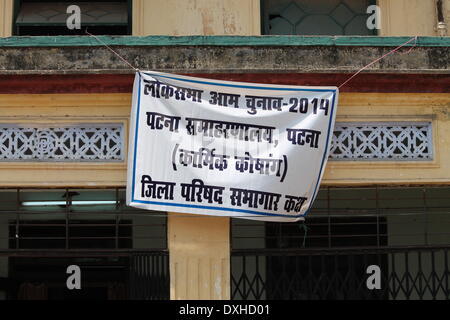 Kargil Chowk, Patna, Bihar, in India, 26 marzo 2014. Elezione banner visualizzati al magistrato del distretto Ufficio per la prossima elezione generale. Credito: Rupa Ghosh/ Alamy Live News. Foto Stock