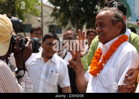 Kargil Chowk, Patna, Bihar, in India, 26 marzo 2014. Candidato accompagnata dai sostenitori di arrivare per il deposito di carta di candidatura al magistrato del distretto Ufficio per la prossima elezione generale. Credito: Rupa Ghosh/ Alamy Live News. Foto Stock