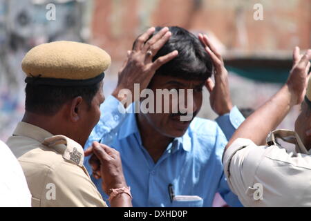 Kargil Chowk, Patna, Bihar, in India, 26 marzo 2014. Battibecco pubblico con la polizia come il traffico è stato bloccato per il deposito delle candidature dei candidati per la prossima elezione generale. Credito: Rupa Ghosh/ Alamy Live News. Foto Stock