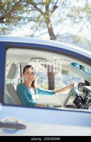 Ritratto di donna sorridente all'interno dell'auto Foto Stock
