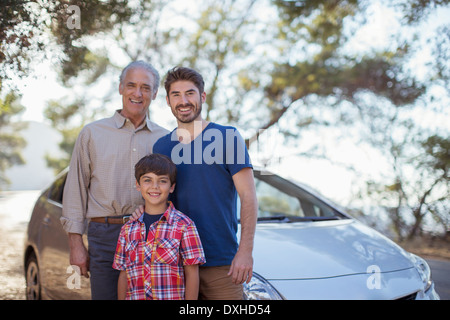 Ritratto di multi-generazione di uomini fuori dall'auto Foto Stock