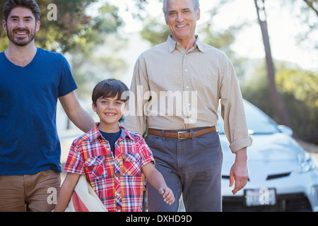 Felice multi-generazione di uomini fuori dall'auto Foto Stock