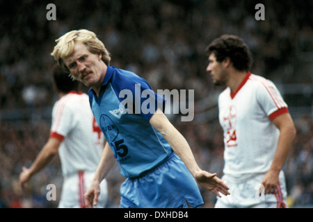 Calcio, Bundesliga, 1983/1984, Grotenburg Stadium, FC Bayer 05 Uerdingen versus Bayer 04 Leverkusen 2:1, scena del match, Peter Loontiens (Uerdingen) Foto Stock