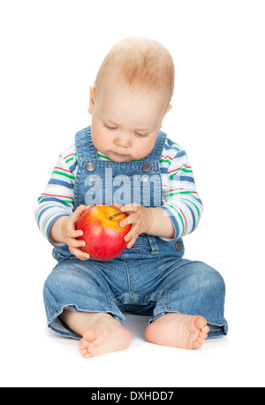 Piccolo bimbo tenendo un apple. Isolato su sfondo bianco Foto Stock