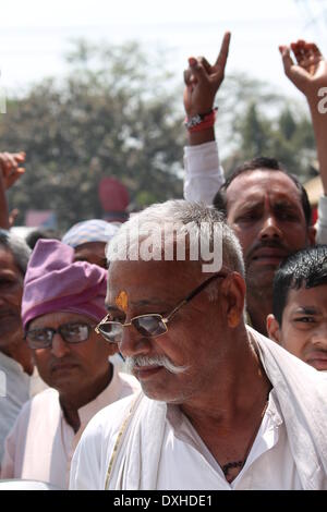 Kargil Chowk, Patna, Bihar, in India, 26 marzo 2014. Candidato accompagnata dai sostenitori di arrivare per il deposito di carta di candidatura al magistrato del distretto Ufficio per la prossima elezione generale. Credito: Rupa Ghosh/ Alamy Live News. Foto Stock