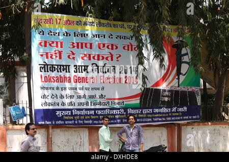 Kargil Chowk, Patna, Bihar, in India, 26 marzo 2014. Elezione banner visualizzati al magistrato del distretto Ufficio per la prossima elezione generale. Credito: Rupa Ghosh/ Alamy Live News. Foto Stock