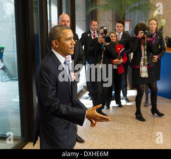 Barack Obama Stati Uniti del Presidente USA visite ritratto dell'UE headshot serio parlare parlare le mani Foto Stock
