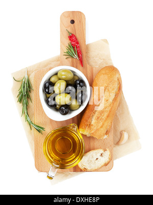 Il cibo italiano antipasto di olive, pane, olio d'oliva e spezie. Isolato su sfondo bianco Foto Stock