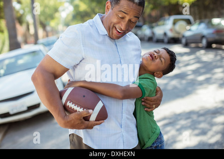 Nipote nonno di affrontare il problema con il calcio Foto Stock