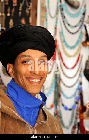 Ritratto di giovane uomo marocchino indossando turbante Foto Stock