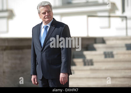 Berlino, Germania. 26 Mar, 2014. Il Presidente tedesco Joachim Gauck attende l'arrivo del Presidente sud-coreano presso il Palazzo Bellevue a Berlino, Germania, 26 marzo 2014. Foto: Maurizio Gambarini/dpa/Alamy Live News Foto Stock