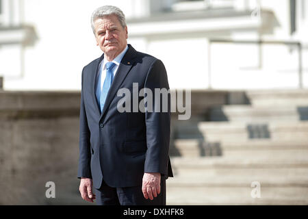 Berlino, Germania. 26 Mar, 2014. Il Presidente tedesco Joachim Gauck attende l'arrivo del Presidente sud-coreano presso il Palazzo Bellevue a Berlino, Germania, 26 marzo 2014. Foto: Maurizio Gambarini/dpa/Alamy Live News Foto Stock
