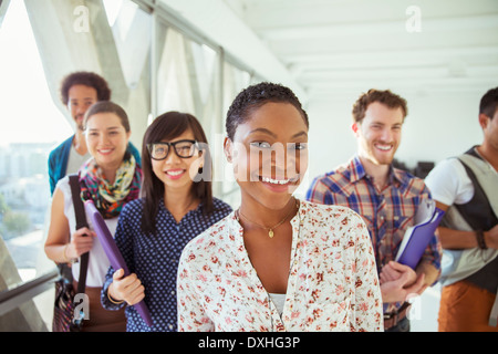 Ritratto di sorridere azienda creativa di persone nel corridoio di office Foto Stock