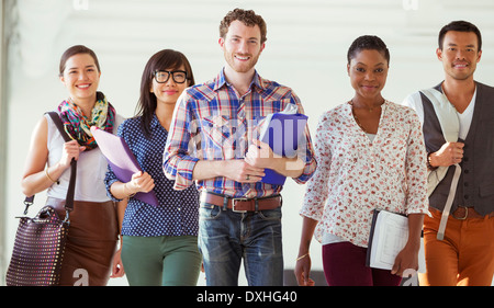 Ritratto di fiducia azienda creativa la gente camminare nel corridoio di office Foto Stock