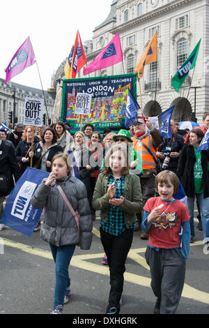 Londra, UK . 26 Mar, 2014. Colpisce gli insegnanti marzo attraverso il centro di Londra durante un nationwide walkout dai membri dell Unione Nazionale degli insegnanti. Lo sciopero era stato chiamato a mettere sotto pressione il Segretario di Stato per l'Educazione Micheal Gove, che accusano gli insegnanti di spinta attraverso impopolare e le politiche dannose, aumento del carico di lavoro e un calo di pagare il valore. Essi sostengono che tali cambiamenti hanno visto gli insegnanti di lasciare la professione a frotte. Credito: Patricia Phillips/Alamy Live News Foto Stock