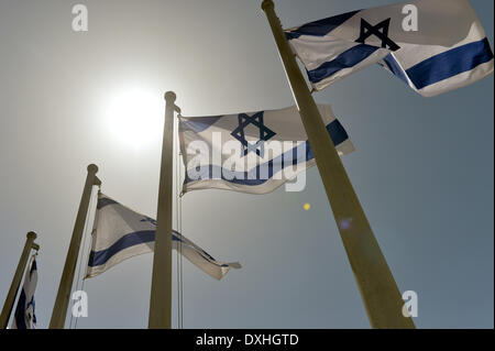 Gerusalemme, Israele. 20 Mar, 2014. Bandiere israeliane wave al di fuori della Knesset in Gerusalemme, Israele, 20 marzo 2014. Foto: Marc Tirl/dpa/Alamy Live News Foto Stock