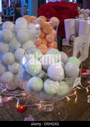 Vasi di vetro riempito con i saponi per la vendita,borgo di pescatori Punta Gorda, Florida, Stati Uniti d'America Foto Stock