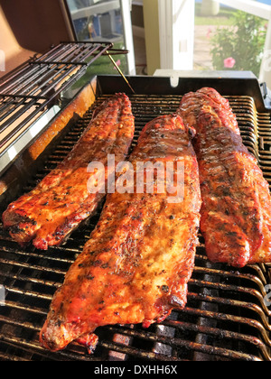 Rack di bimbo indietro costolette di maiale su Backyard Grill, STATI UNITI D'AMERICA Foto Stock