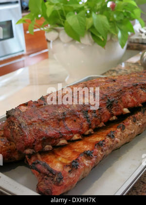 Rack di grigliate di bimbo indietro costolette di maiale, appoggiato sul tagliere, STATI UNITI D'AMERICA Foto Stock