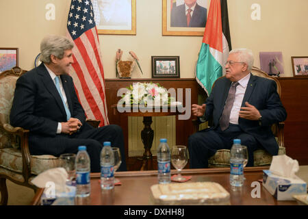 Ad Amman Amman, Giordania. 26 Mar, 2014. Il presidente palestinese Mahmoud Abbas si incontra con il Segretario di Stato americano John Kerry (L) in Amman, Giordania, 26 marzo 2014. Kerry è arrivato ad Amman il 26 marzo per colloqui con il presidente Mahmoud Abbas, in cui egli è previsto per spingere il leader palestinese per riprendere in stallo i negoziati con Israele. Kerry visita di un giorno a la regione è progettata per eliminare ostacoli diplomatici di un accordo iniziale tra israeliani e palestinesi prima di un US-set aprile 30 Termine Credito: Thaer Ganaim APA/images/ZUMAPRESS.com/Alamy Live News Foto Stock