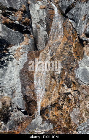 Acqua che cade sulle rocce nella regione di Khumbu Everest valley, Sito del Patrimonio Mondiale, il Parco Nazionale di Sagarmatha, Nepal Foto Stock