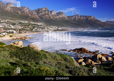 Camps Bay con dodici Apostoli montagne, Cape Town, Western Cape, Sud Africa e Africa Foto Stock