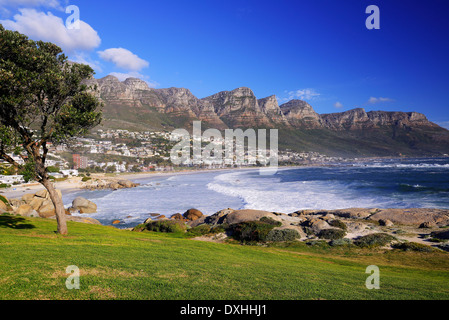 Camps Bay con dodici Apostoli montagne, Cape Town, Western Cape, Sud Africa e Africa Foto Stock