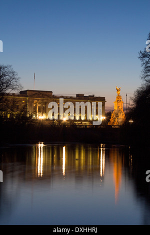 Buckingham Palace e il Victoria Memorial riflessa nel lago in St James Park di notte al crepuscolo crepuscolo Londra Inghilterra REGNO UNITO Foto Stock