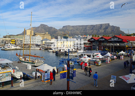 Victoria and Alfred Waterfront, centro turistico, la Montagna della Tavola sul retro, Cape Town, Western Cape, Sud Africa e Africa Foto Stock