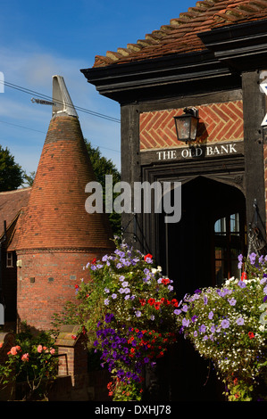 La vecchia banca e Oast house. Goudhurst. Kent Foto Stock